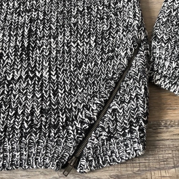 Knit sweater in black/white & zipper details - Picture 2 of 5